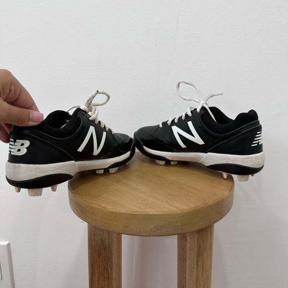 NEW BALANCE 4040V5 YOUTH MOLDED CLEATS - BLACK/WHITE (J4040BK5) - Size 2 - Picture 8 of 13